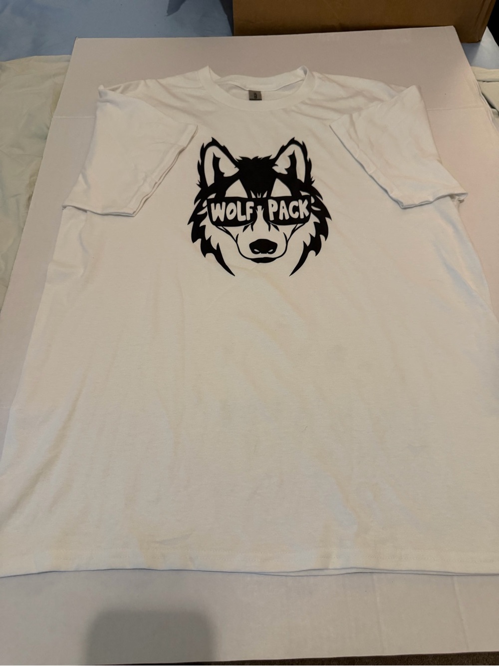 I8 Lg Gildan White Short-Sleeve Wolf Pack Graphic Tee